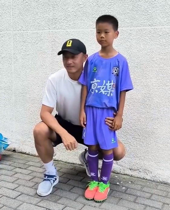 美加墨世界杯裁判傅明现身百队杯 U10/U11小球员获签名