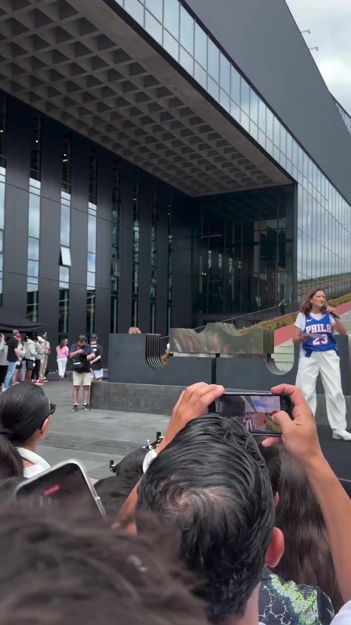 詹姆斯造访耐克总部称选择76人因寻求不安逸 詹姆斯造访耐克总部称选择76人因寻求不安逸