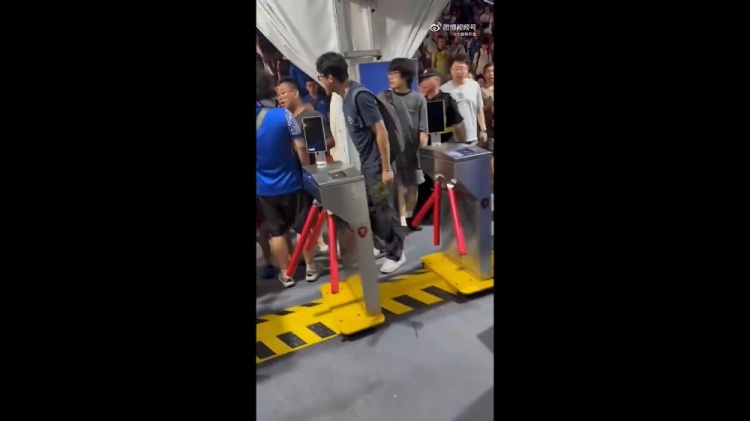 申花0-3国安赛后3人围攻武磊球衣小球迷被行拘