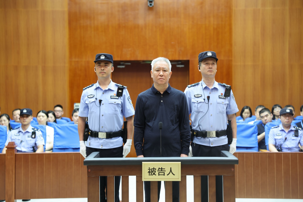 许家印数罪并罚一审被判无期 庭审照头发眉毛全白