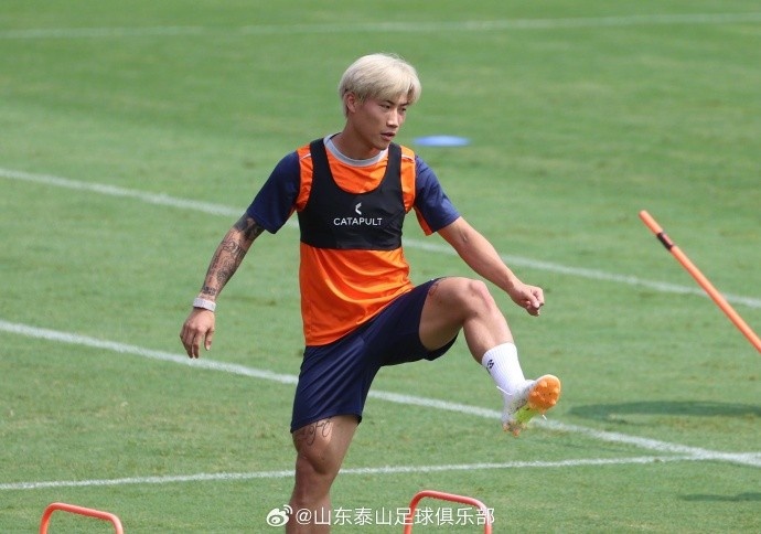 山东泰山开放日200名球迷到场，全队合影后下午转战青岛