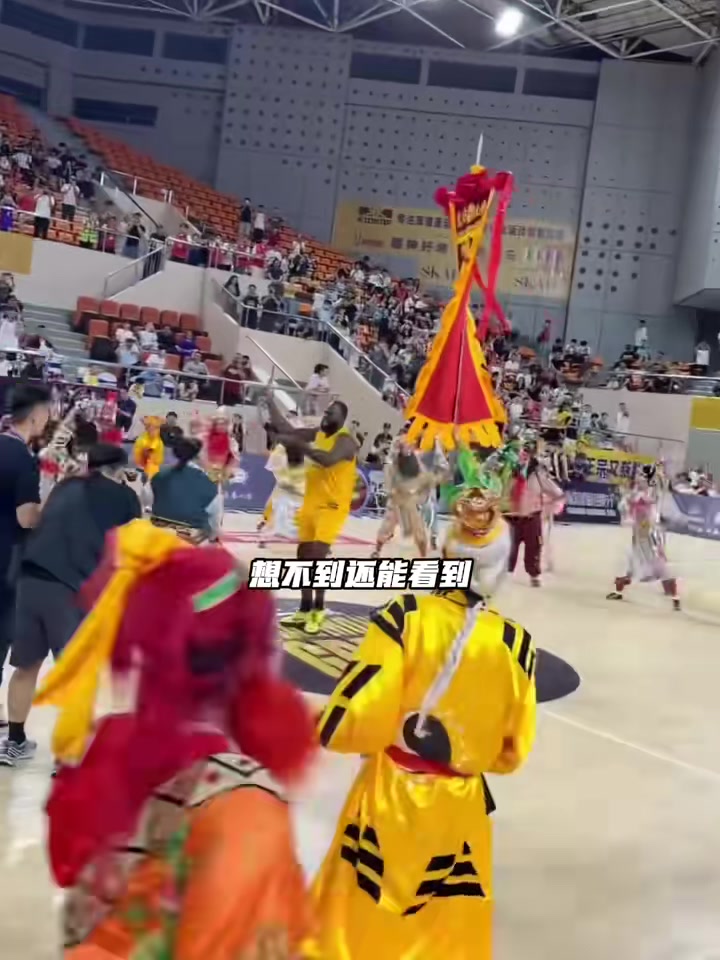 追梦中国行潮汕站现场加入英歌舞表演