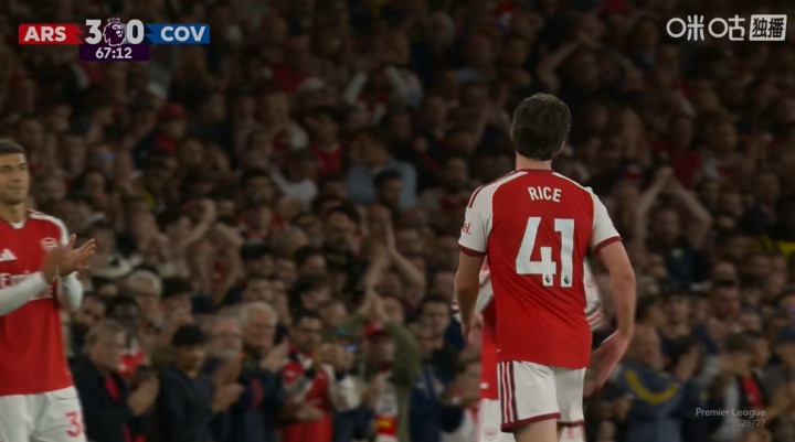 阿森纳第68分钟换人：赖斯、萨卡下场，马杜埃凯、苏维门迪登场