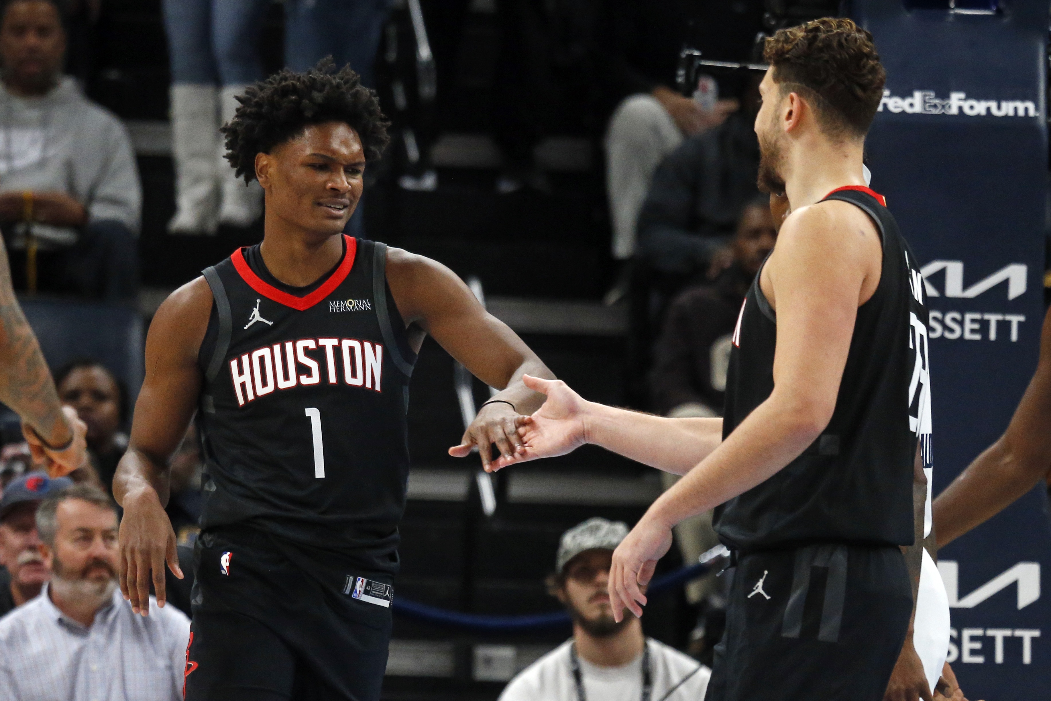 火箭媒体人:阿门三分命中率若上35% 将成NBA前十球员