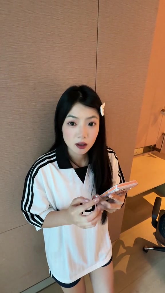 城会玩！哎哟薇COS了个篮筐 杰伦·威廉姆斯配合地完成了“暴扣”