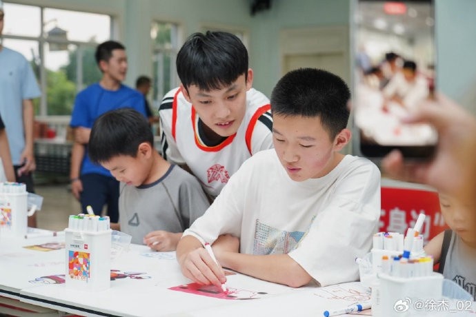 徐杰晒自己做公益照：每一个孤独症孩子 都是独一无二的星星