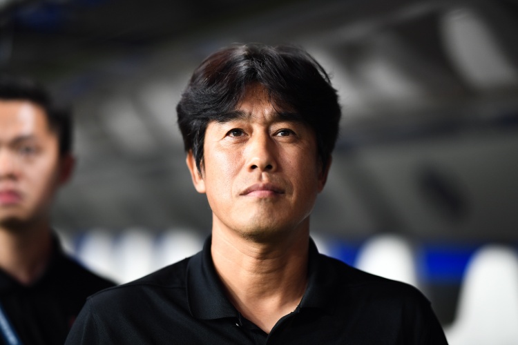 川媒：徐正源重返成都，为数不少的成都球迷前去接机