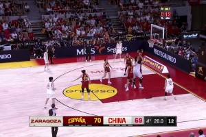 [张子宇关键球]张子宇加时赛内线关键放篮！西班牙老黑示意肘击😰
