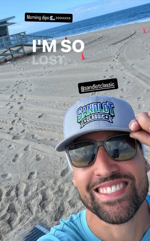 相当惬意!热火新援克莱享受海边时光 晒沙滩自拍