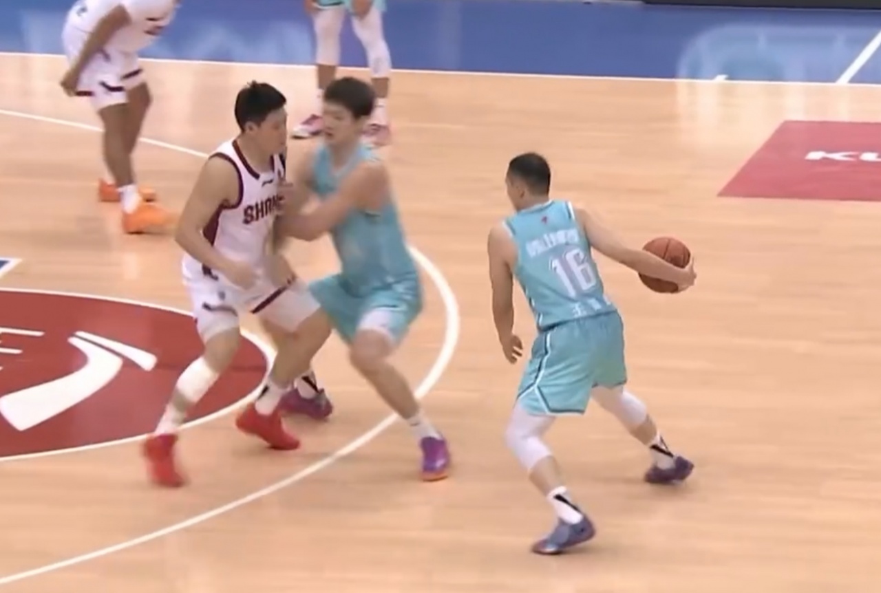 疑似被顶到关键部位！纪卓愤怒挥拳冲向张宁被夺权驱逐出场