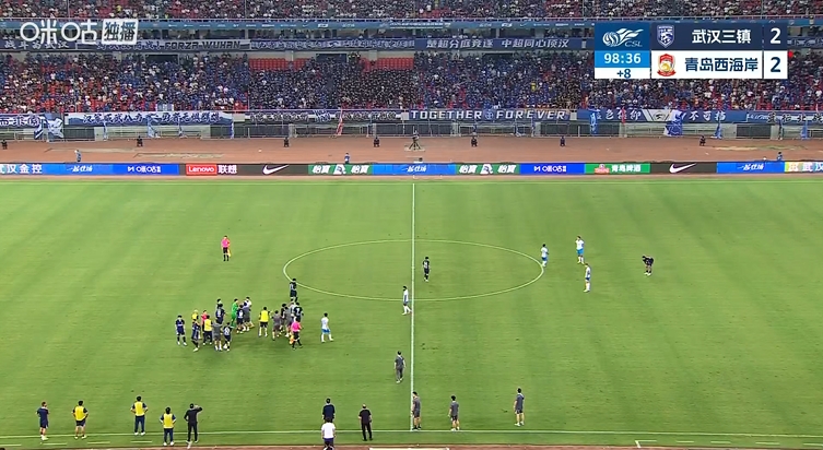 戴维森被明天撞倒，前者起身后双方爆发冲突，两边球员围成一团