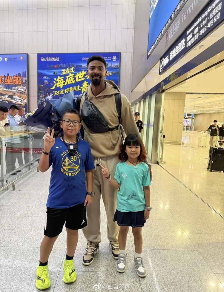 继续合作！记者：青岛男篮的两大外援米奇和韦瑟斯庞都已回到青岛