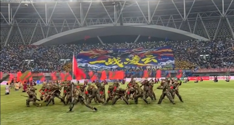 苏超:泰州队“抢8”生死战,球迷打出“一战凌云”Tifo激励球队 苏超:泰州队“抢8”生死战,球迷打出“一战凌云”Tifo激励球队