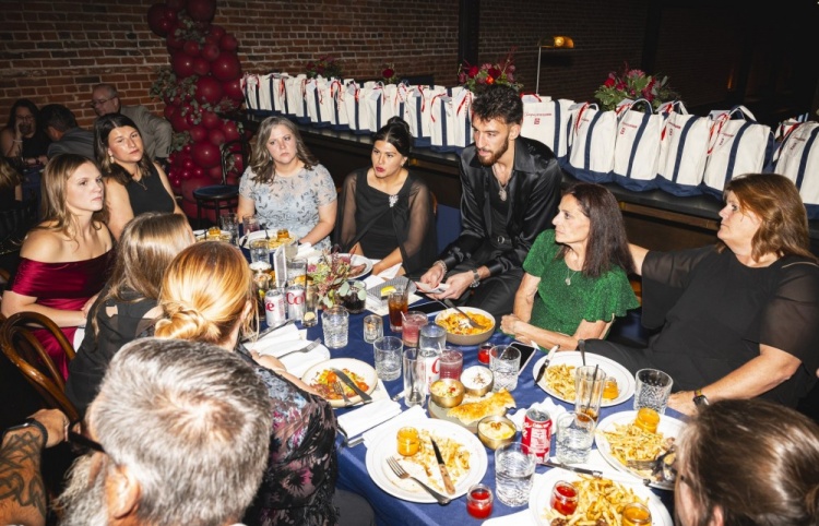 切特为当地27名教师举办答谢晚宴 送礼包&礼品卡支持教师课堂教学 切特为当地27名教师举办答谢晚宴 送礼包&礼品卡支持教师课堂教学